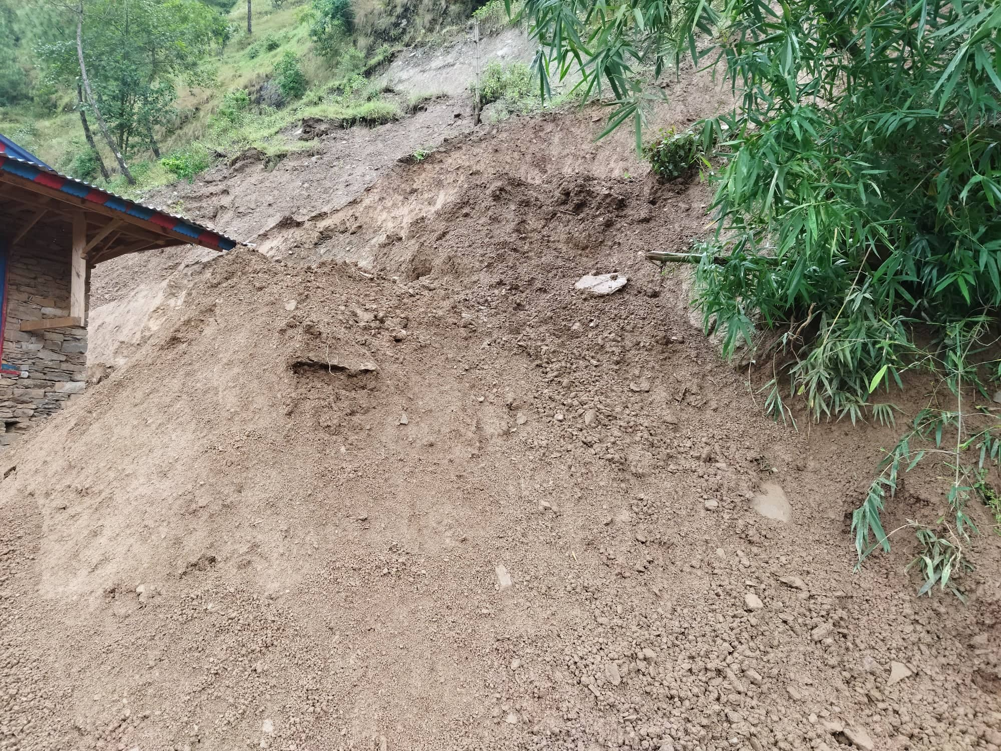 त्रिवेणी ६ बाठाकोटमा पहिरोले  घर पुर्दा भक्तबहादुर ओलीको घर पूर्ण रुपमा क्षेती