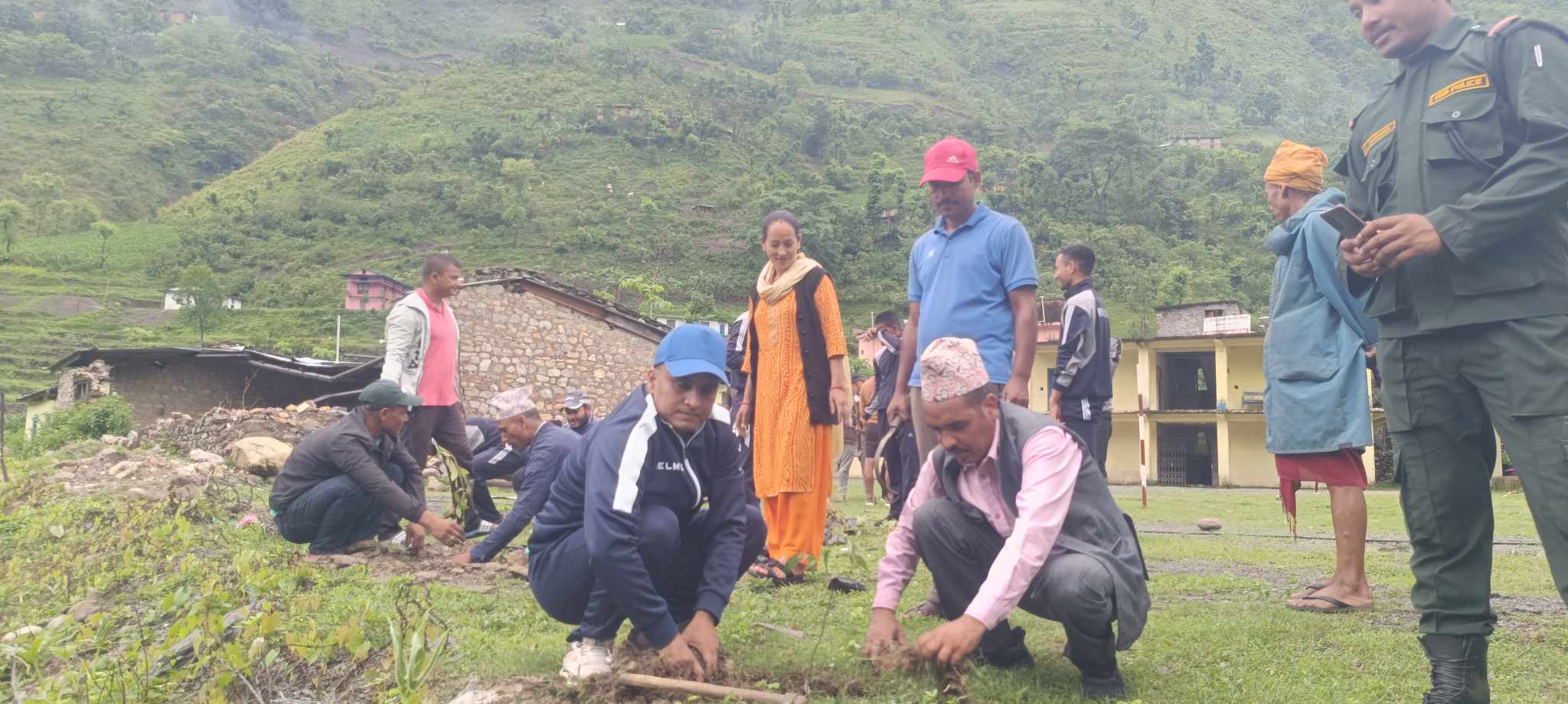 आठबीसकोटको राडीज्युला क्याम्पस र बालकल्याण माविमा वृक्षारोपण 