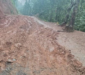 लगातारको वर्षाले बाँफिकाेटका स्थानीय सडक अवरुद्ध