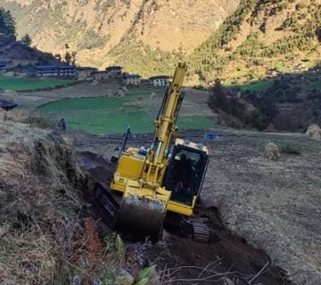 सडक खन्न थाल्यो हेलिकोप्टरबाट पुर्याइएको डोजरले