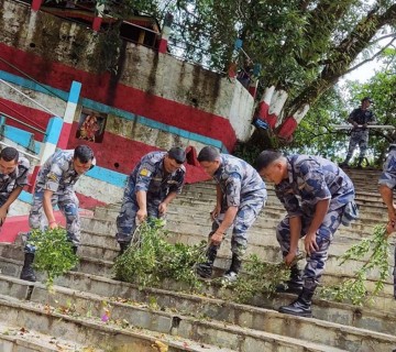 डिग्रे मन्दीरमा सशस्त्र प्रहरीको सरसफाई 