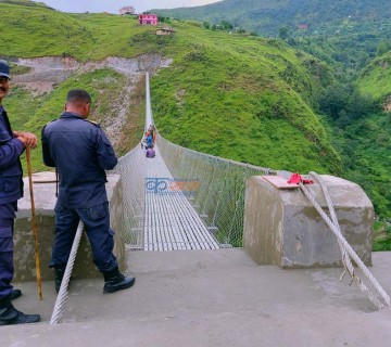 निर्माणाधिन पुलमा थेग्न नसकिने भिड बढेपछि रोक्न प्रहरी परिचालन 