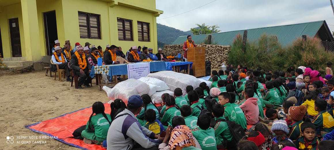 त्रिवेणीका ६ सय ७५ बालबालिकालाई सीए संघको न्यानो कपडा 