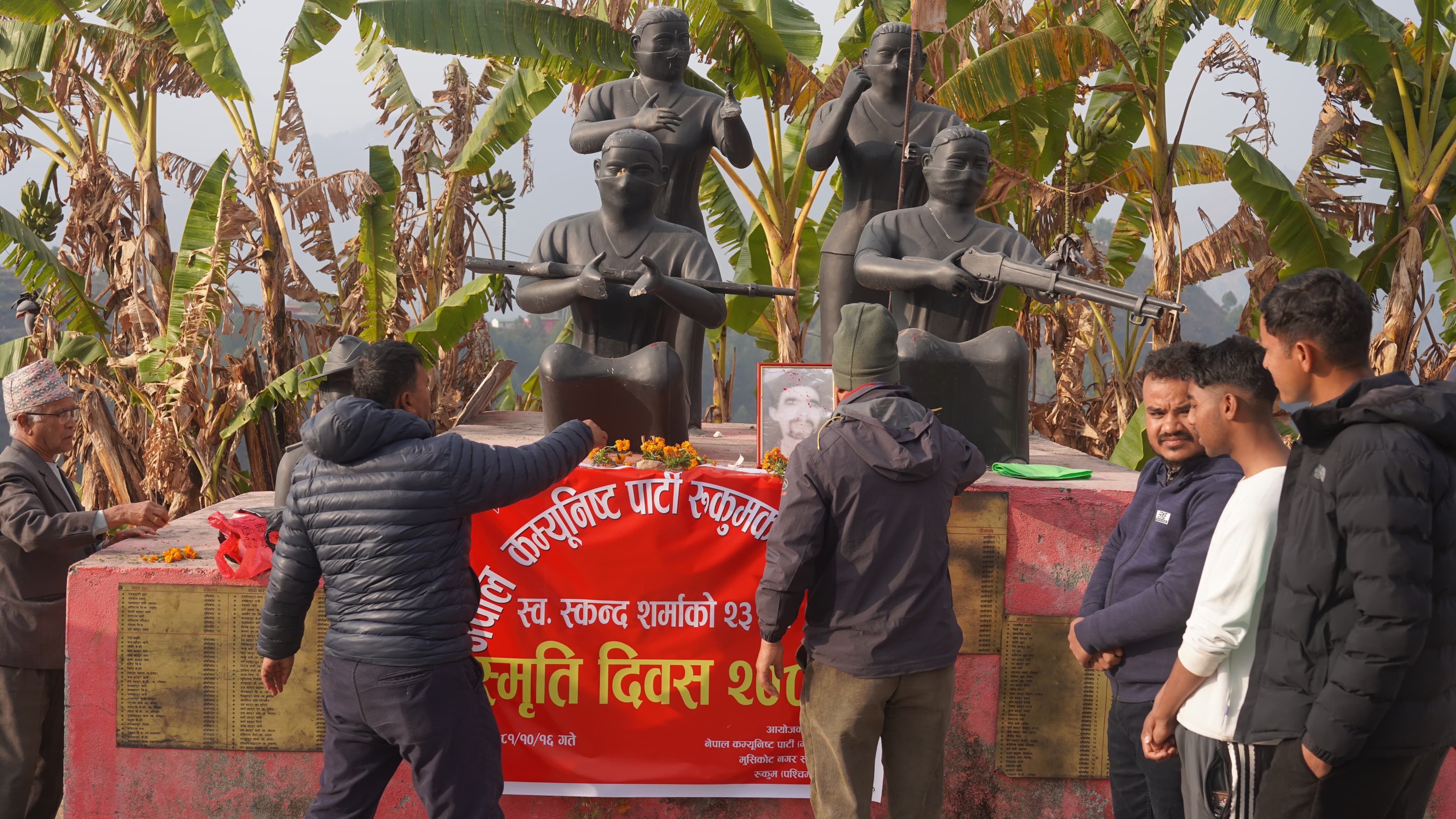 नेकपा रुकुमका संस्थापक स्कन्दको सालिकमा पुष्प गुच्छा चढाएर श्रद्धाञ्जली अर्पण 