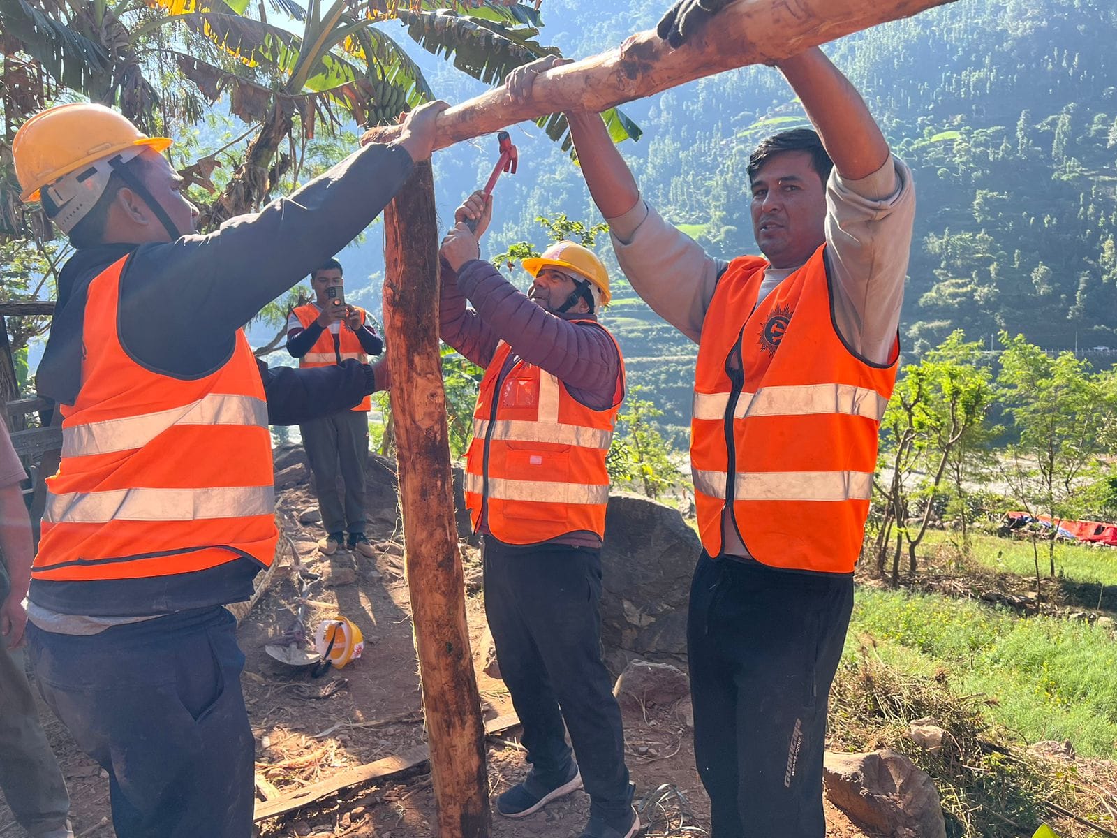 एमालेद्वारा रुकुम पश्चिममा दुई सय १५ अस्थायी आवास निर्माण 