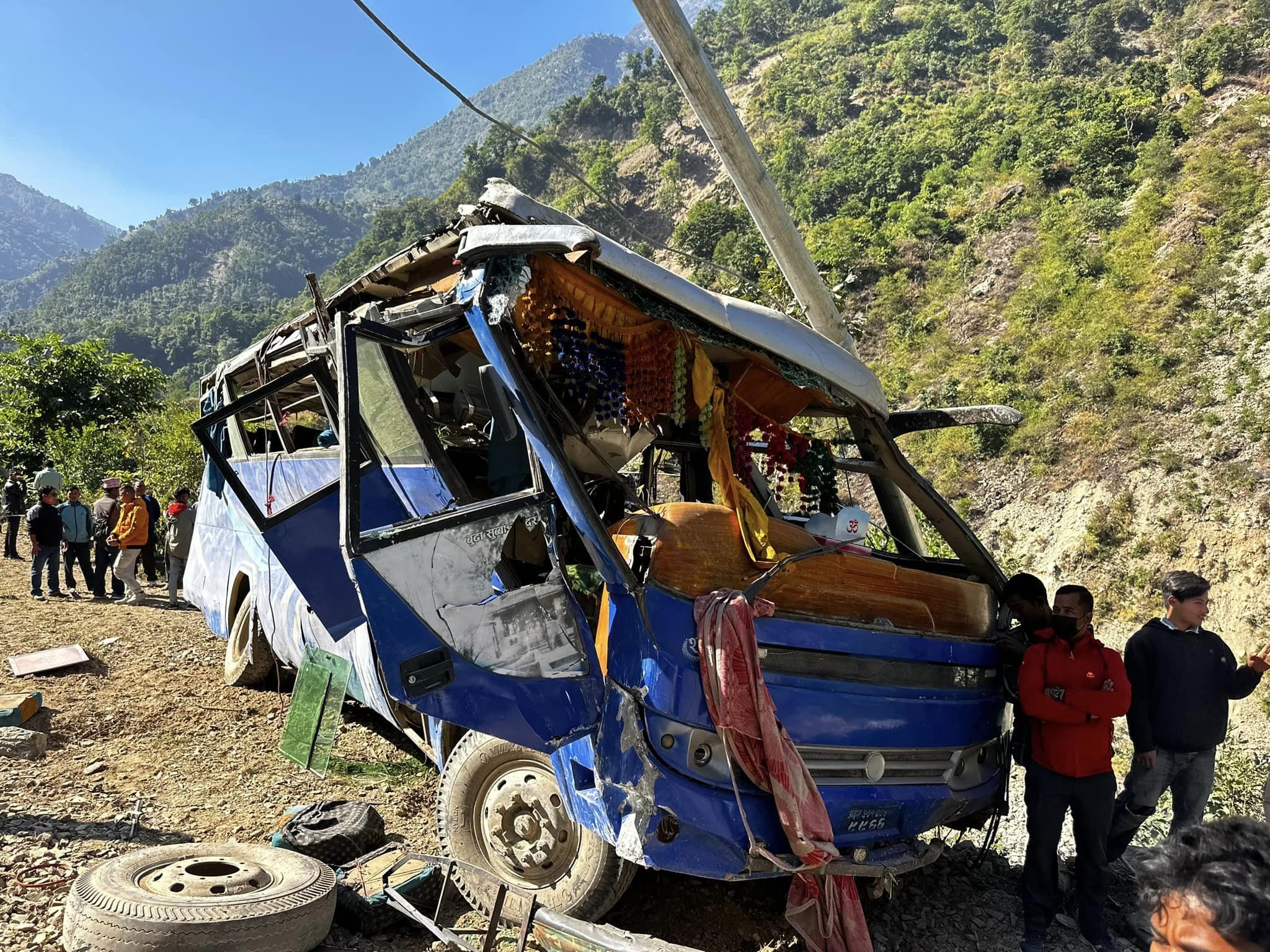 काठमाडौँबाट राडि तर्फ गइरहेकाे बस आठबिसकाेटकाे रिठामा दुर्घटना, ८ जना घाइते