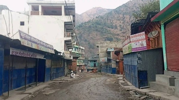 आन्तरिक राजस्वकाे टाेली आठबिसकाेटमा, राडीका सबै पसल बन्द