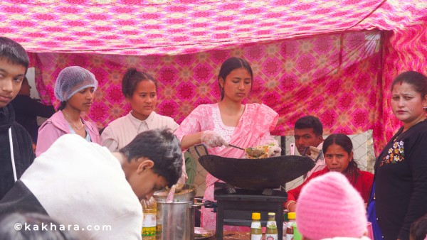 खाना पकाउँदै–बेच्दै न्यु मुन लाइटका विद्यार्थी (फोटो फिचर)