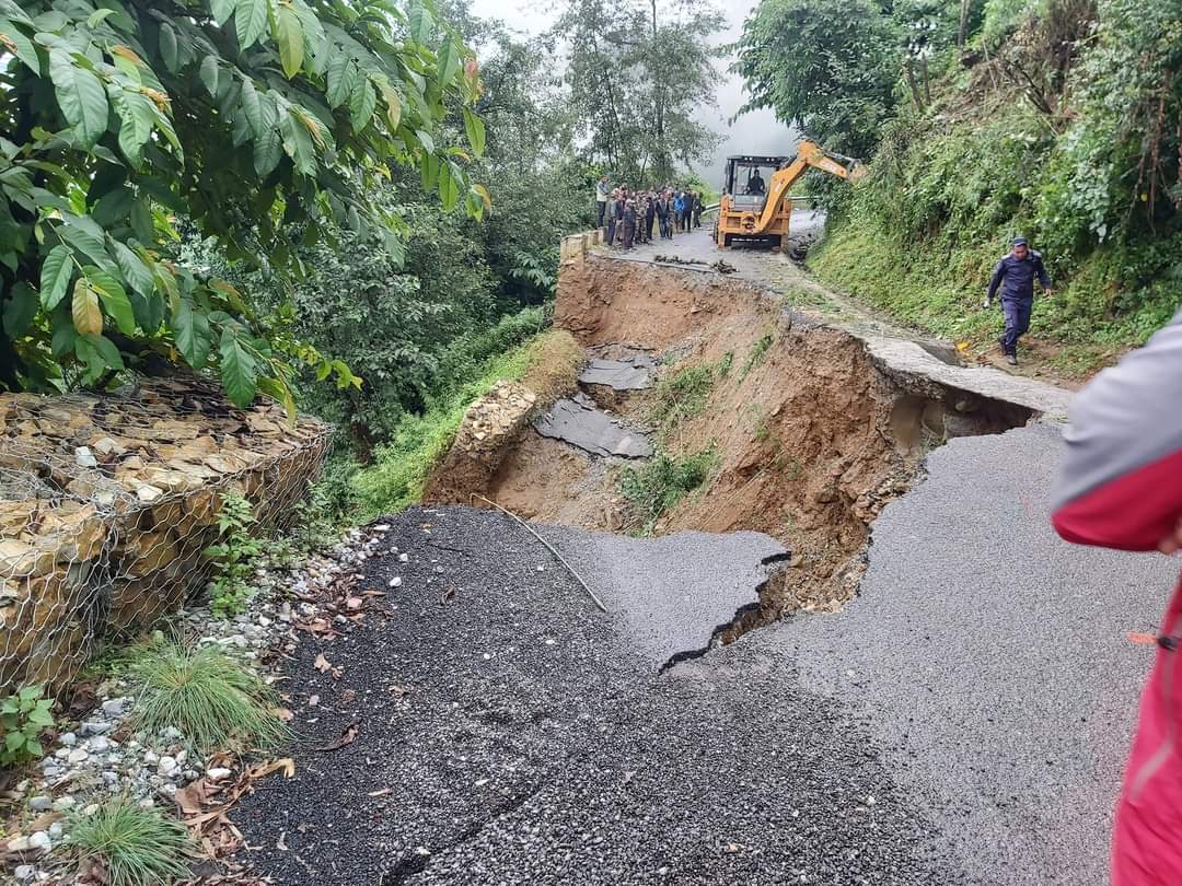 राङ्टेमा पहिराेले बगाएकाे सडक खुलाउने प्रयास जारी