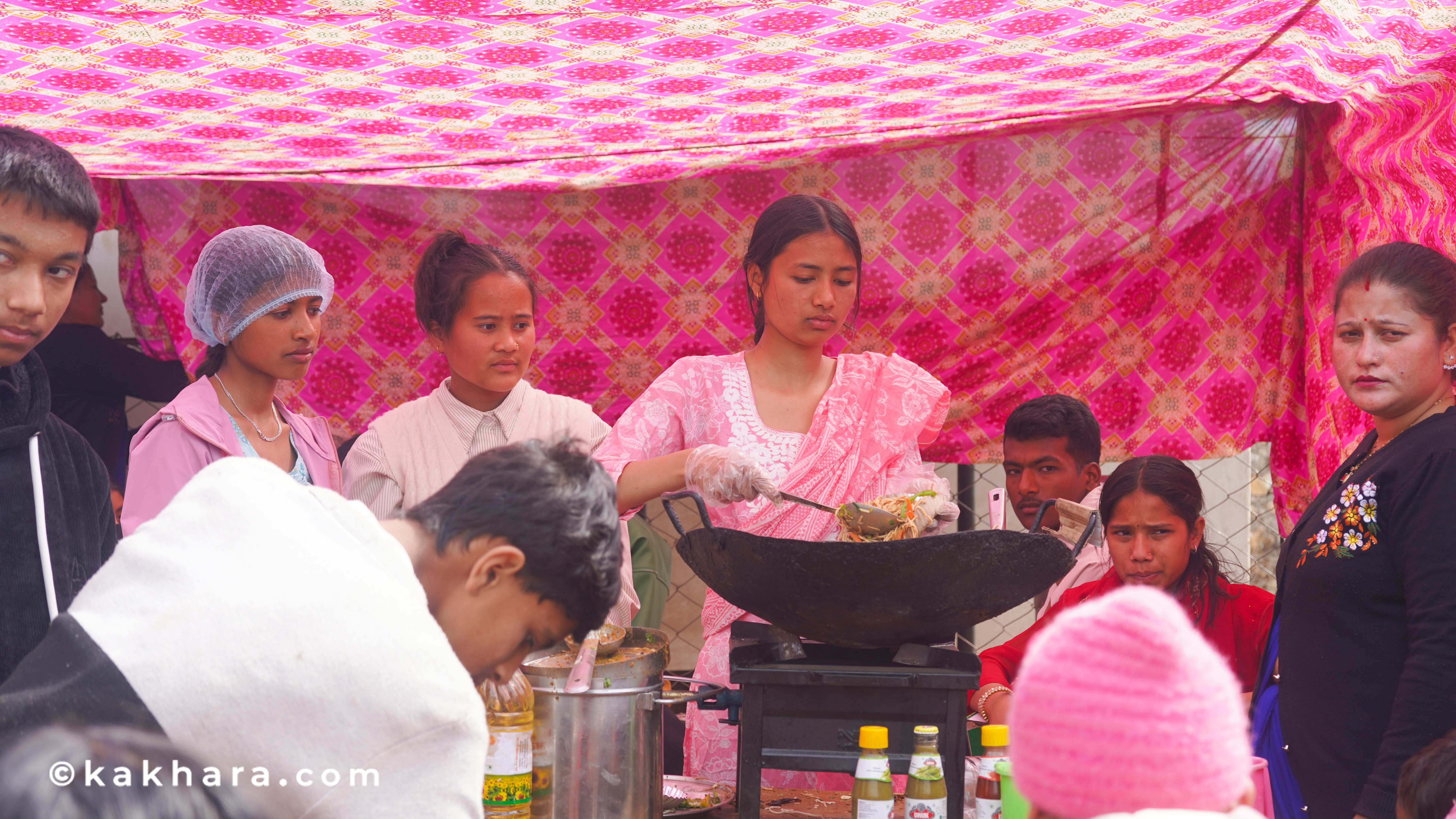 खाना पकाउँदै–बेच्दै न्यु मुन लाइटका विद्यार्थी (फोटो फिचर)