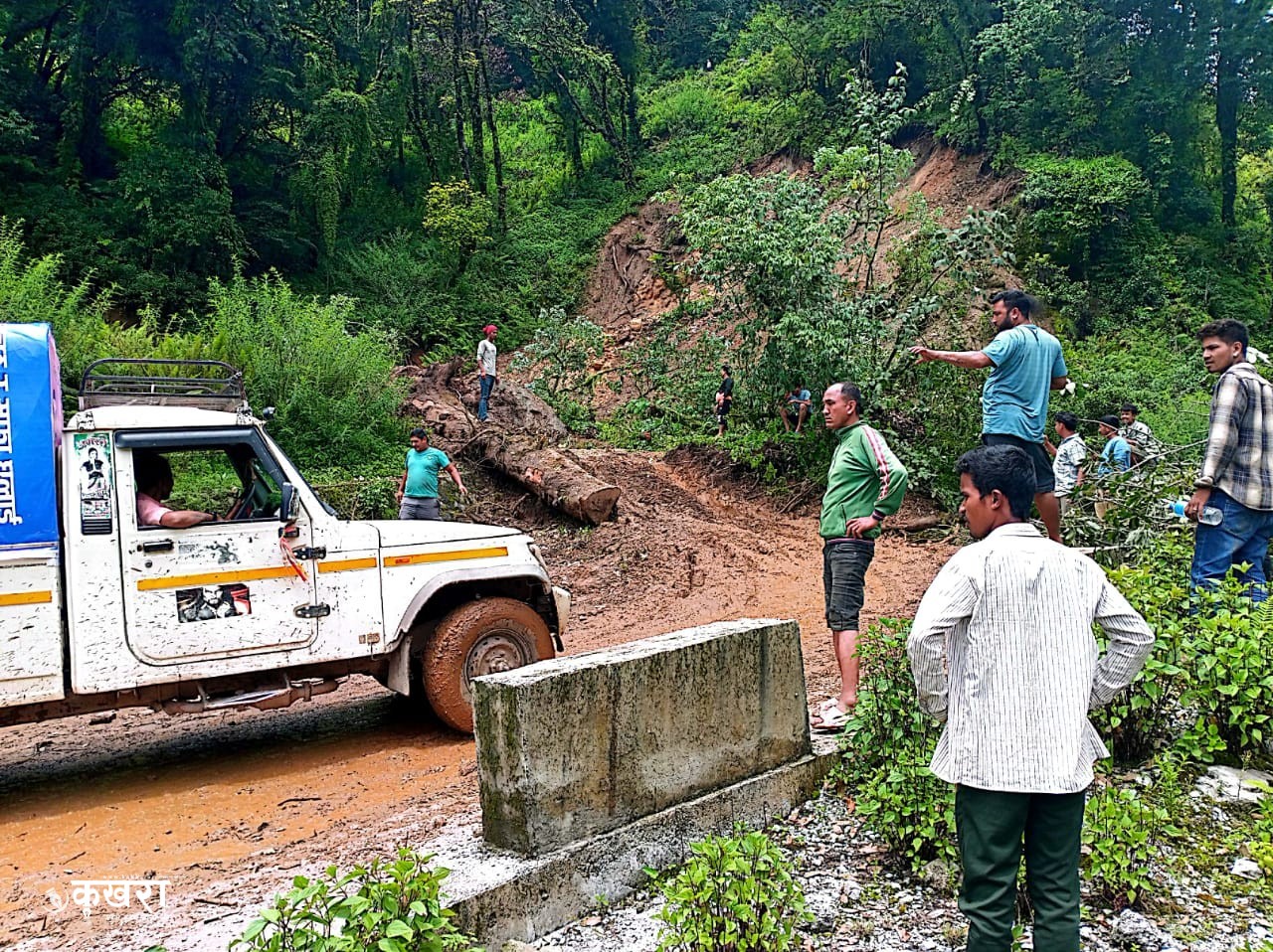 मध्यपहाडी लाेकमार्ग अवरुद्ध हुँदा यात्रु अलपत्र 