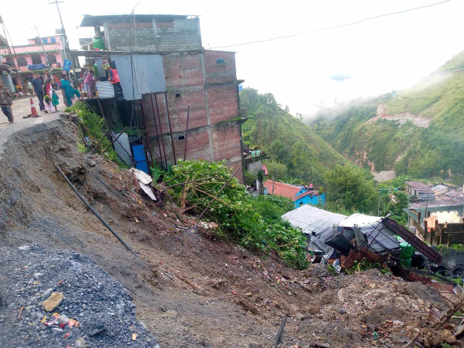 पहिरोले चार घुम्ती पसल बगायो, करिव २४ लाख रुपैयाँ बराबरकाे क्षेति 