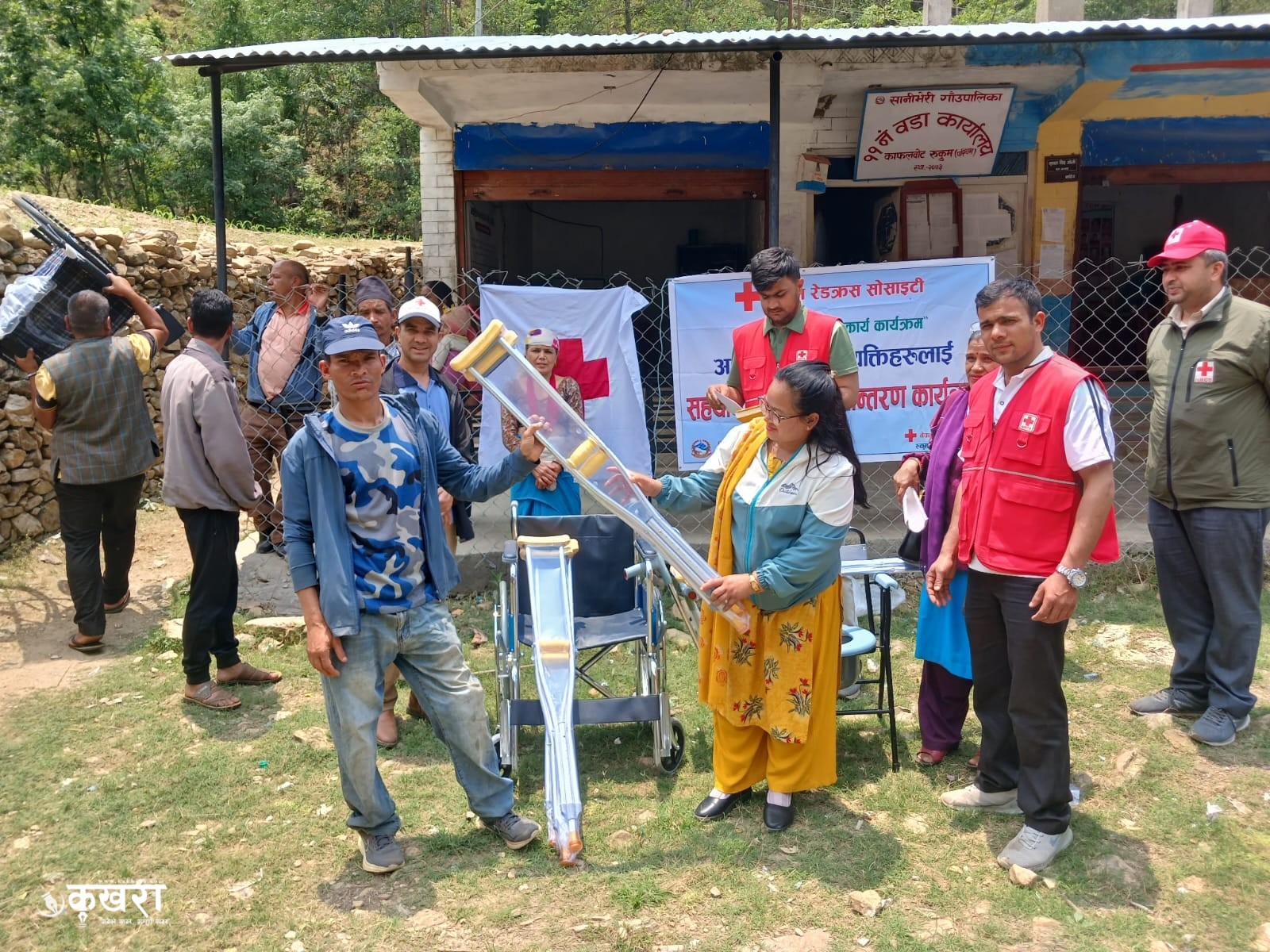 अपाङ्गता भएका व्यक्तिको सारथि बन्दै रेडक्रस, सानीभेरीका १४ जनालाई सहायता सामग्री प्रदान 